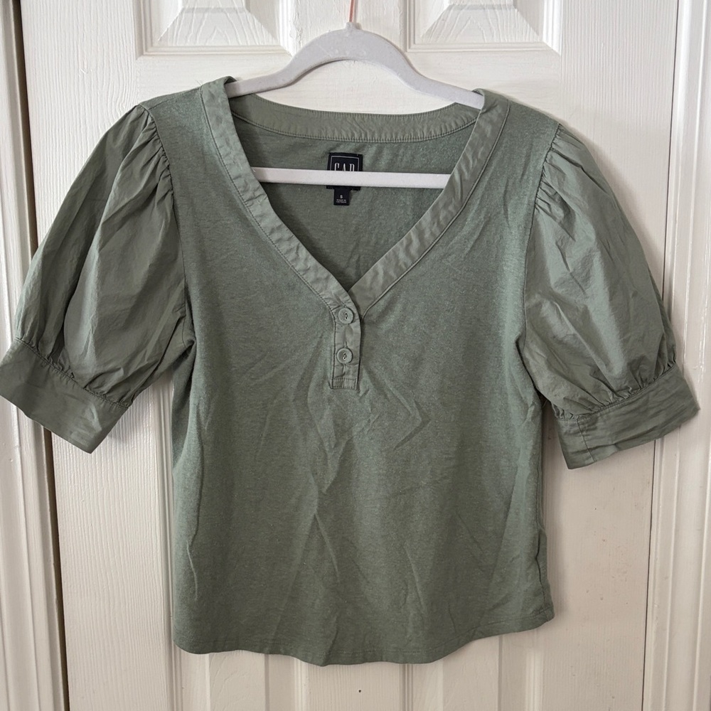 GAP short puff sleeve shirt